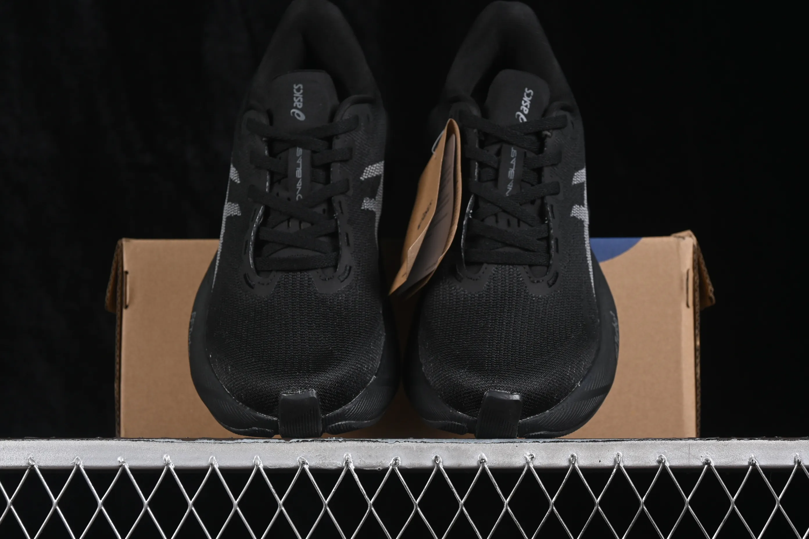 All categories Asics Asics series Asics Novablast 6 Asics Novablast 6 Asics retro breathable casual shoes cushioning men's wear-resistant running shoes 1011C243-002